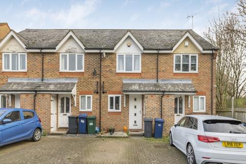 2 bedroom end of terrace house to rent, Earl Close London N11