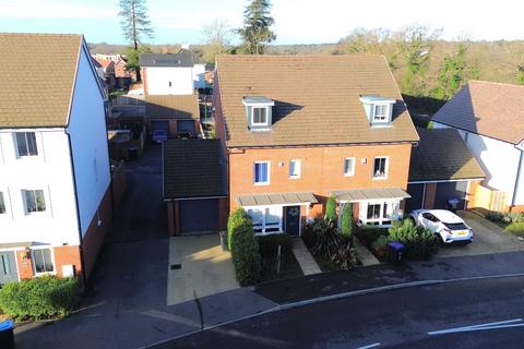 4 bedroom semi-detached house for sale, Virginia Drive, Haywards Heath, RH16