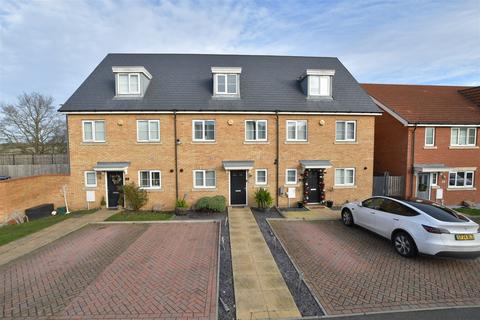 4 bedroom terraced house for sale, Warwick Crescent, Laindon, Basildon, Essex