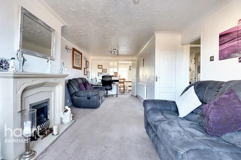 27 Abbots Close, Rainham, RM13 9LA