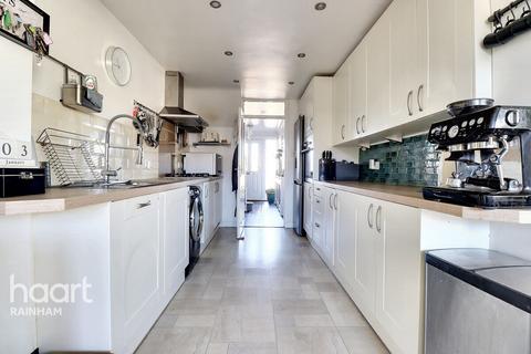 27 Abbots Close, Rainham, RM13 9LA