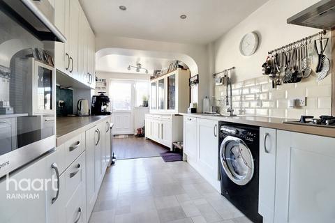27 Abbots Close, Rainham, RM13 9LA