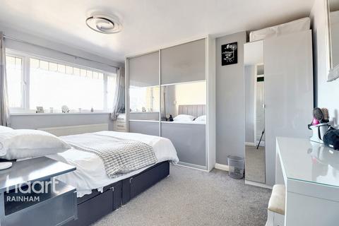 27 Abbots Close, Rainham, RM13 9LA