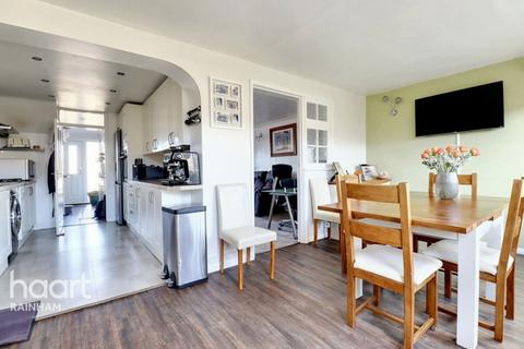 27 Abbots Close, Rainham, RM13 9LA