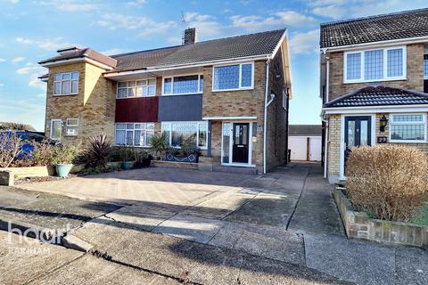 27 Abbots Close, Rainham, RM13 9LA