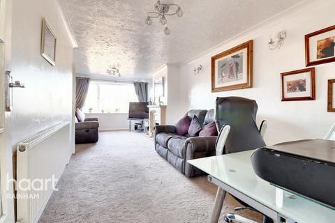 27 Abbots Close, Rainham, RM13 9LA