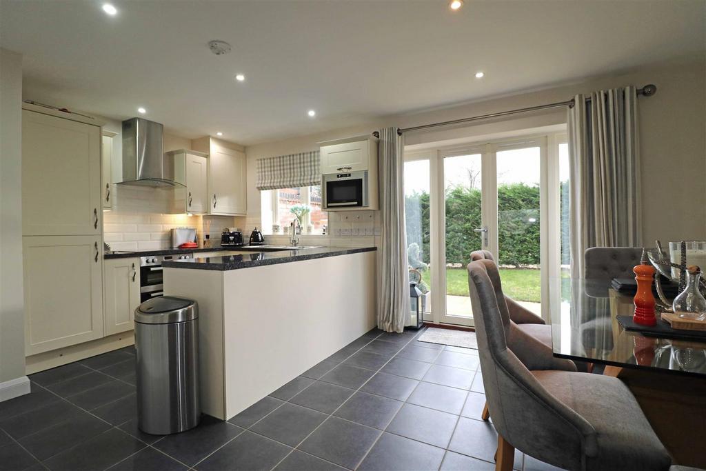 Spacious Dining Kitchen