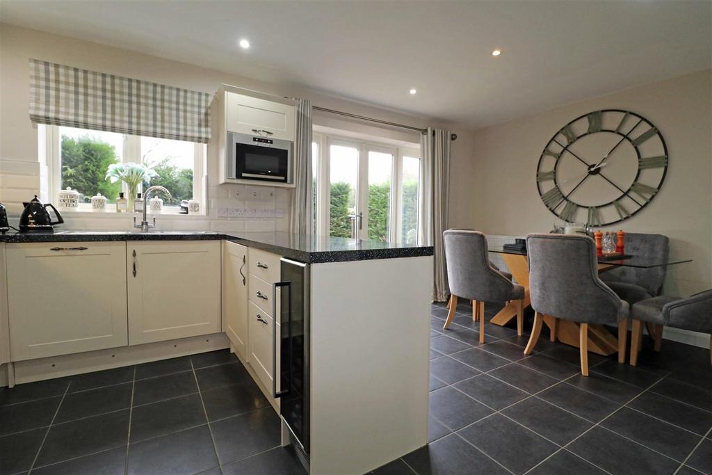 Spacious Dining Kitchen