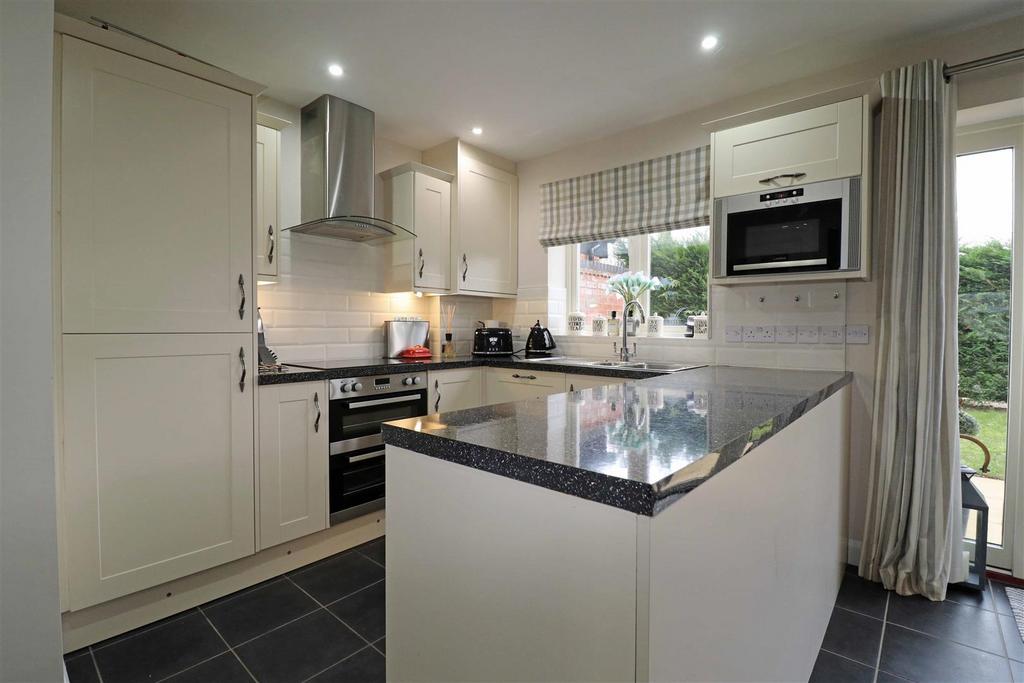 Spacious Dining Kitchen