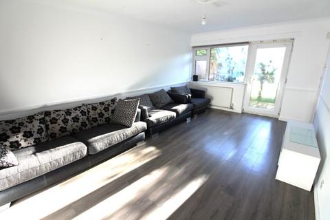 3 bedroom flat to rent, Culloden Road, Enfield EN2