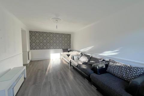 3 bedroom flat to rent, Culloden Road