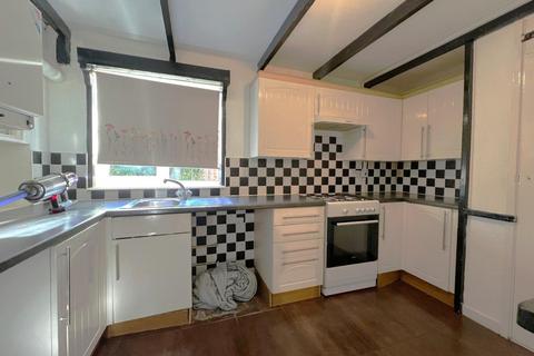 3 bedroom flat to rent, Culloden Road