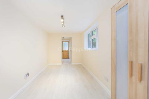 Studio to rent, Sussex Way, London N7