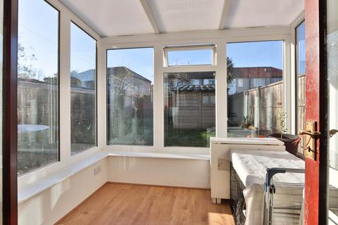 3 bedroom semi-detached house to rent, Camrose Close, Morden