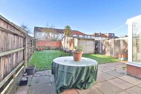 3 bedroom semi-detached house to rent, Camrose Close, Morden