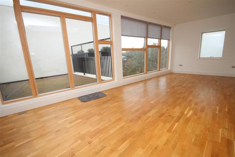 2 bedroom house to rent, Walnut Tree Close, Guildford