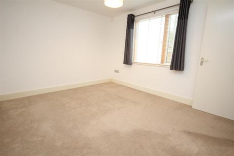 2 bedroom house to rent, Walnut Tree Close, Guildford