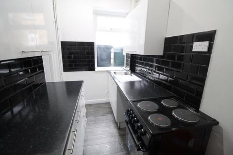 3 bedroom end of terrace house to rent, Staveley Road, Keighley, BD22