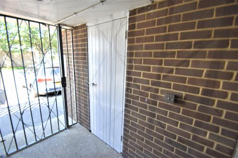 2 bedroom flat to rent, Frobisher Close, Gosport PO13