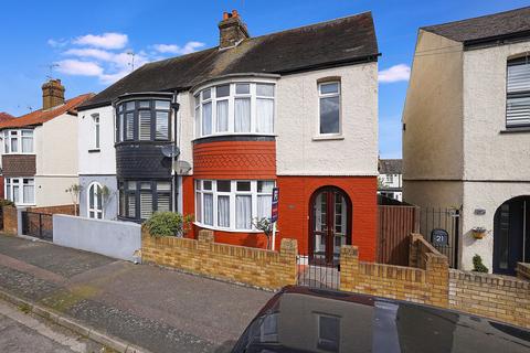 3 bedroom semi-detached house to rent, Larkfield Avenue, Gillingham, ME7