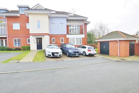 2 bedroom flat to rent, Flowers Avenue, Ruislip HA4