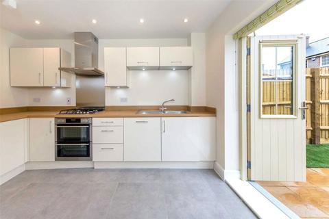 2 bedroom semi-detached house to rent, New Road, Berkhamsted HP4