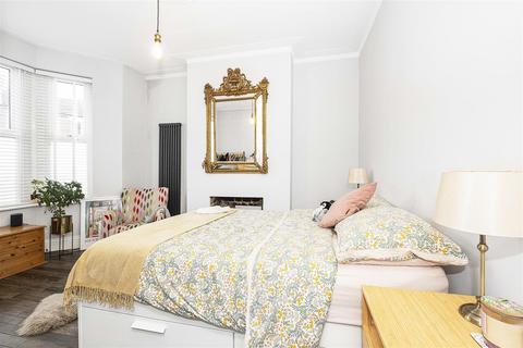 2 bedroom flat for sale, Richmond Road, London E11