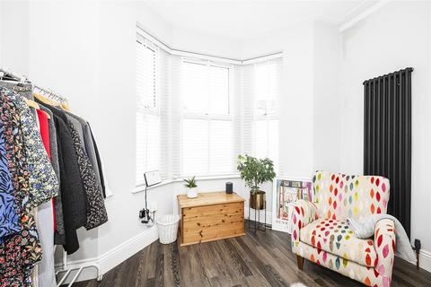 2 bedroom flat for sale, Richmond Road, London E11