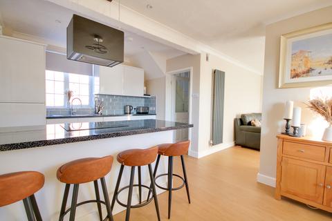 25 Caerleon Drive, Southampton, SO19 5LG