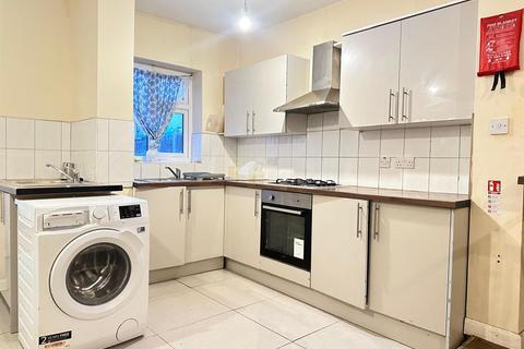 6 bedroom house share to rent, Chapel Road, Hounslow TW3