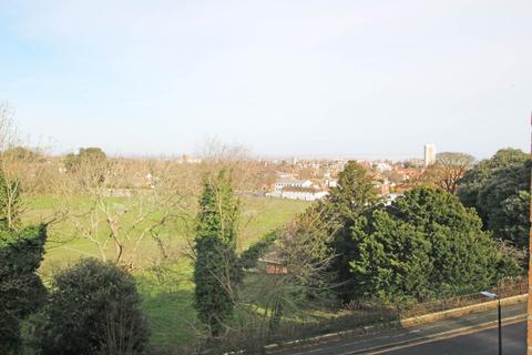 2 bedroom flat for sale, Wellcombe Crescent, Eastbourne, BN20 7XW