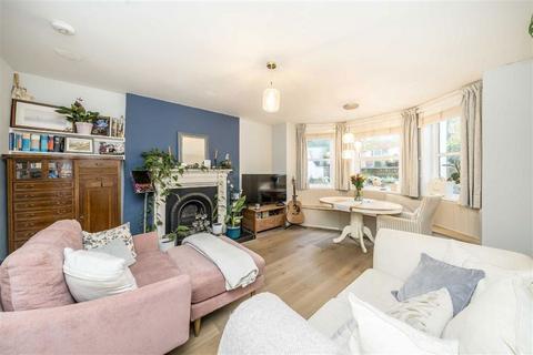 2 bedroom flat for sale, Leyland Road, London SE12