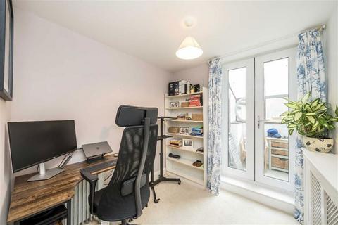 2 bedroom flat for sale, Leyland Road, London SE12