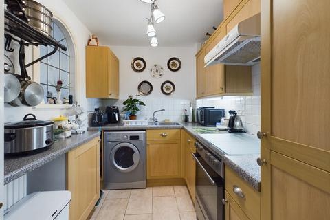 2 bedroom flat for sale, Heath Road, Haywards Heath, RH16