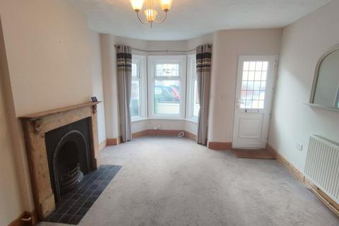 3 bedroom semi-detached house to rent, South Road, Gorleston. NR31 6AW