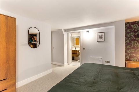 2 bedroom flat for sale, Tamarind Court, Gainsford Street, London, SE1