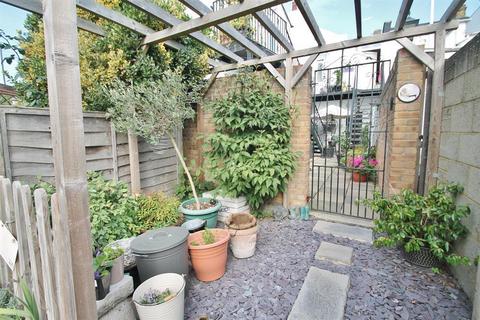 1b Church Path, Northfleet, Gravesend, DA11 9ET