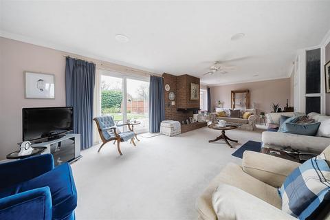 4 bedroom detached house for sale, Dover Crescent, Bedford