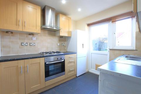 2 bedroom maisonette to rent, Oak Way, Feltham TW14