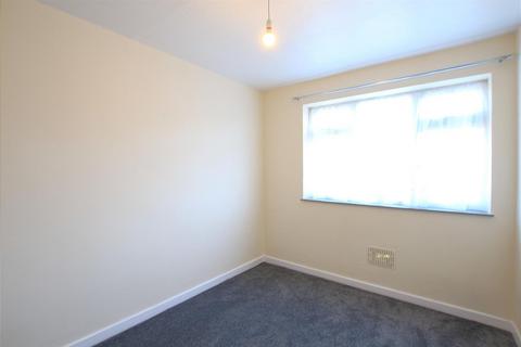 2 bedroom maisonette to rent, Oak Way, Feltham TW14