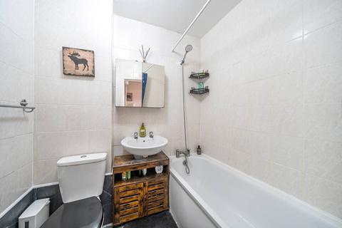 2 bedroom flat for sale, Green Lanes, Newington Green, London, N16