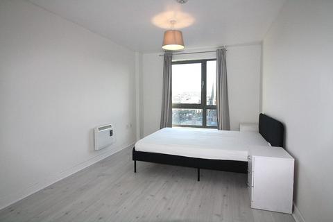 2 bedroom apartment to rent, Spacious top floor apartment with stunning views and allocated parking