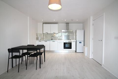 2 bedroom apartment to rent, Spacious top floor apartment with stunning views and allocated parking