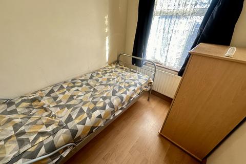 4 bedroom flat to rent, Lady Margaret Road,  Southall, UB1