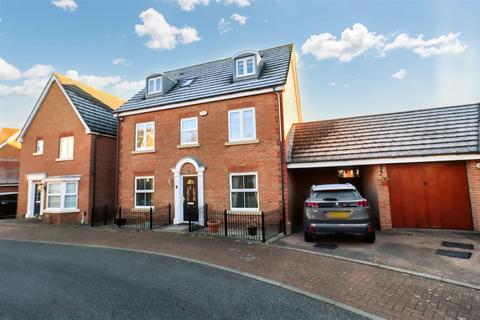 5 bedroom detached house for sale, Crofters Walk, Braintree