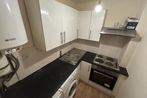 Ground floor flat to rent, Green Lanes, London N8