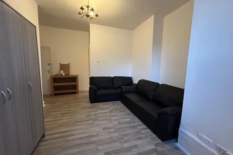 Ground floor flat to rent, Green Lanes, London N8