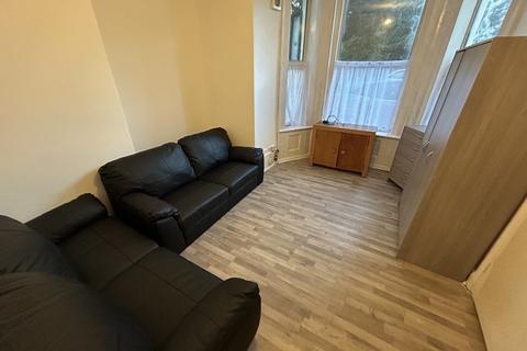 Ground floor flat to rent, Green Lanes, London N8