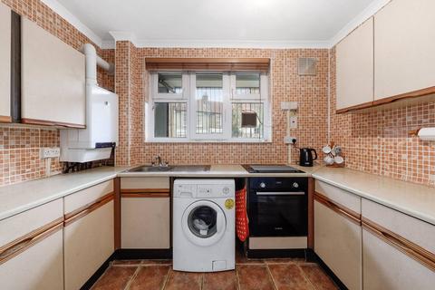 2 bedroom flat to rent, Dorset Road, Oval, London, SW8