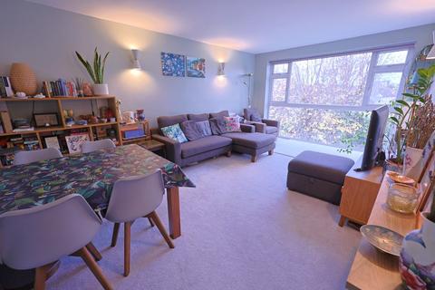 3 bedroom apartment for sale, Norfolk House, Stratton Close, Edgware, Greater London, HA8 6PS